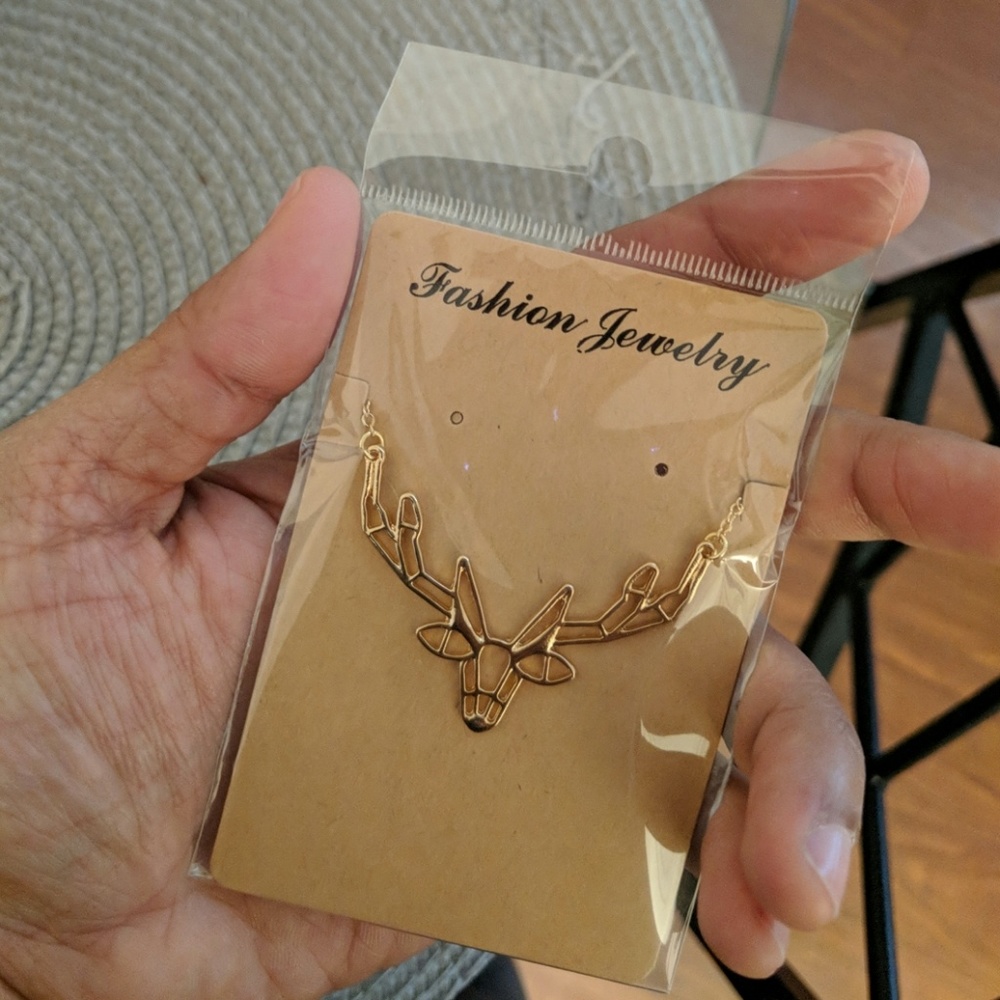 Deer pendent necklace - UNIQUE - $7😍